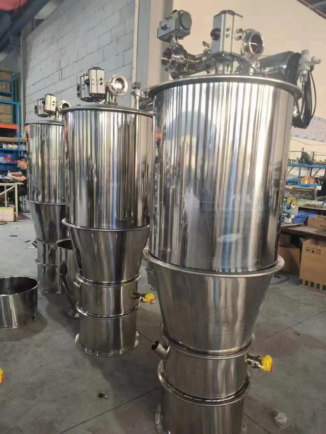 真空上料機(jī)是目前國(guó)外較為先進(jìn)完善的粉粒混合物料的真空輸送設(shè)備